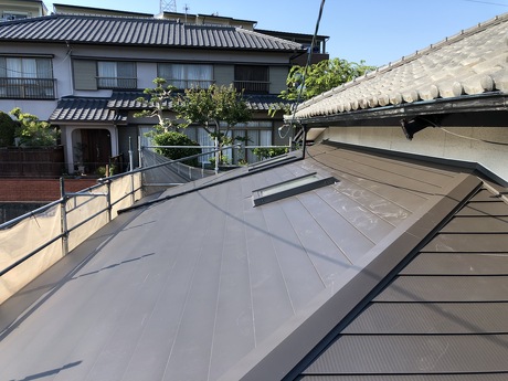 住宅屋根のカバー工法による雨漏り対策工事